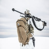 Заден поглед На Армиски војник со снајперска пушка во акција на арктикот. Постер Печатење Од Олег Забиелин Стоктрек Слики